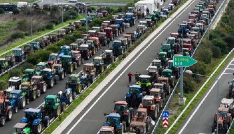 Αποκλεισμούς δρόμων αποφάσισε η πανελλαδική σύσκεψη των αγροτών – Κλιμάκωση κινητοποιήσεων σε όλη τη χώρα